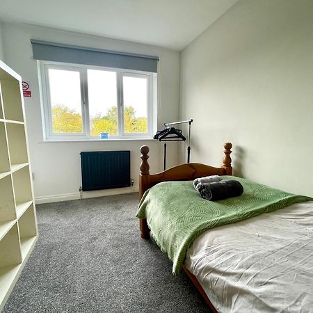 Large 5 Bed Detached House Near Stansted Airport With Parking For 2 Vehicles! Stansted Stays 스탠스테드마운트핏체트 외부 사진